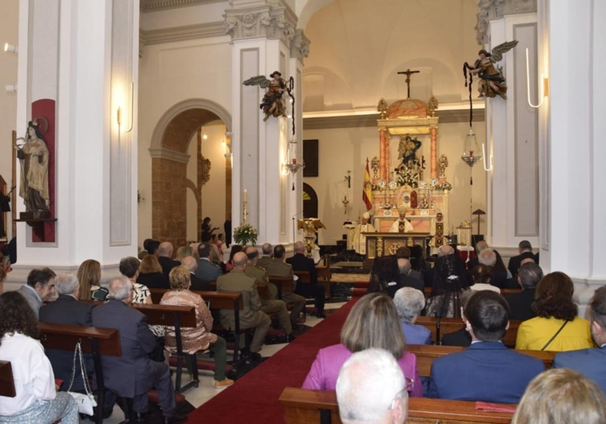 La iglesia Castrense de Cádiz luce este sábado.