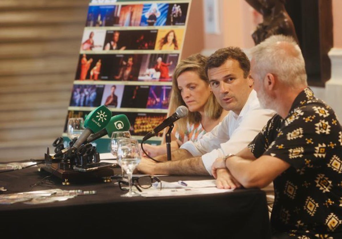 El alcalde de Cádiz, Bruno García, presidiendo la presentación de la temporada de otoño en el Falla