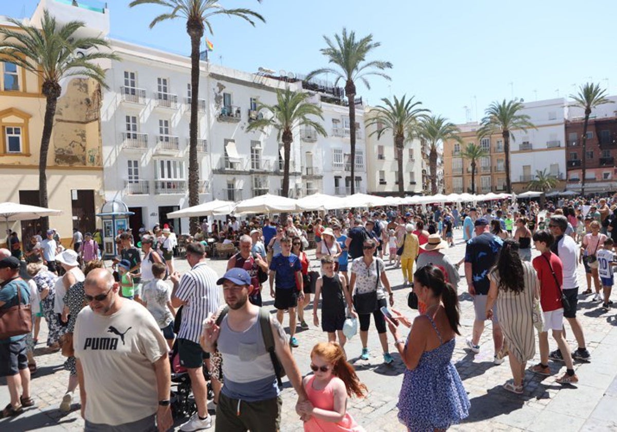 La plaza de la Catedral, hasta la bandera días atrás con motivo de la visita de alrededor de 14.000 cruceristas