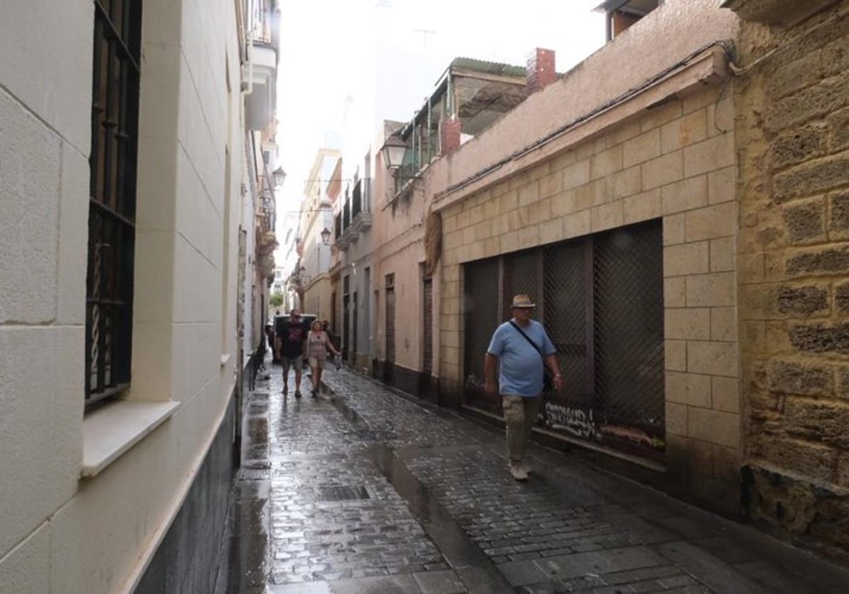 La finca tapiada en la calle Teniente Andújar del barrio de Santa María de Cádiz