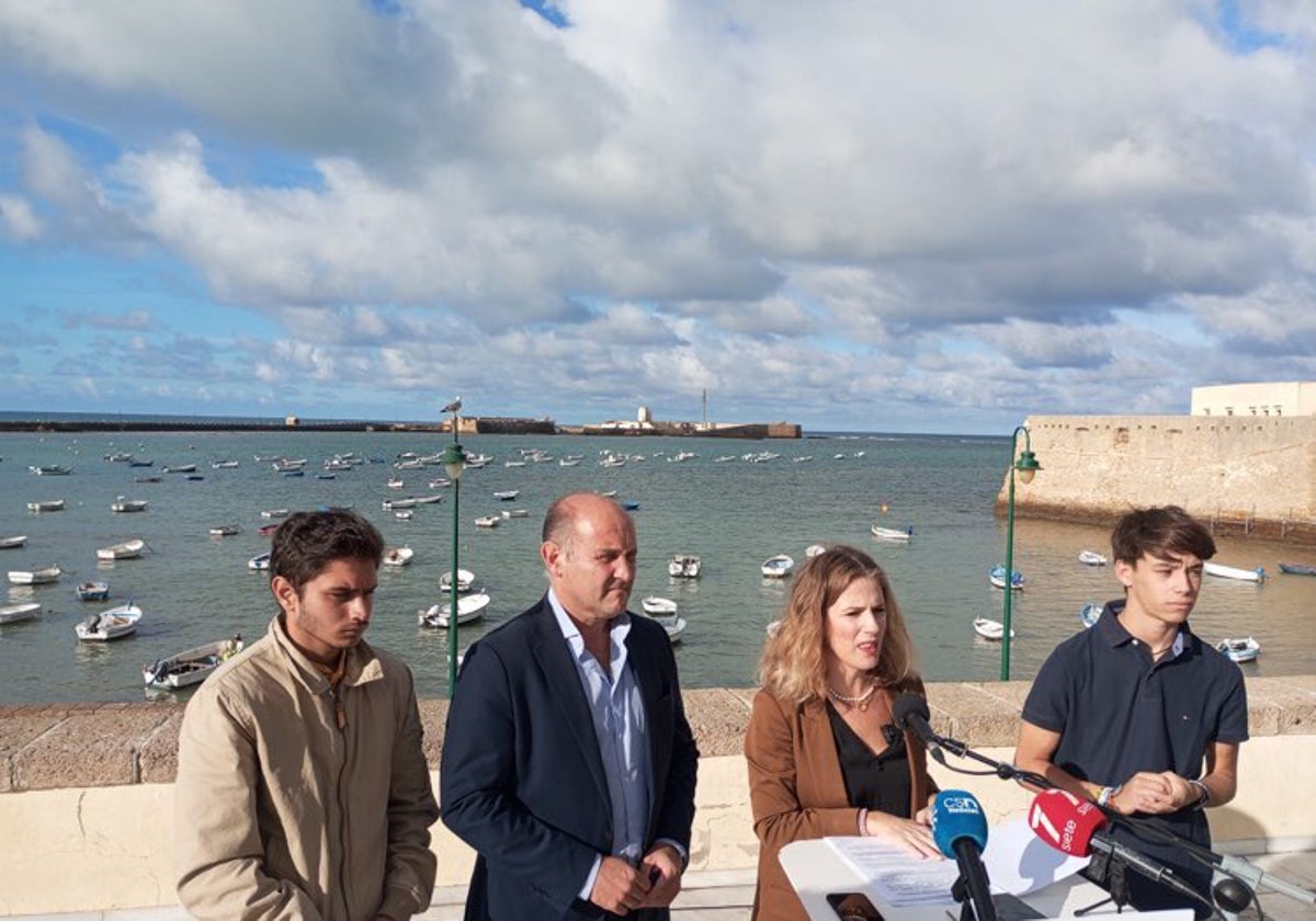 Ana Mestre, junto a Juancho Ortiz durante la rueda de prensa en la playa de La Caleta