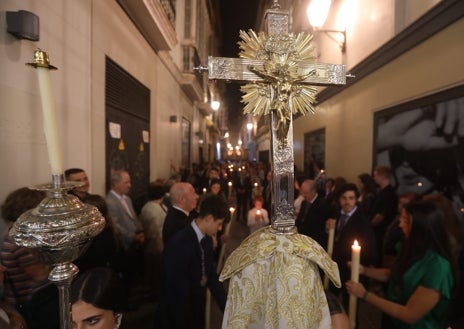 Imagen secundaria 1 - La Virgen del Rosario recorre las calles de la feligresía