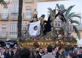 Cádiz vive su Vía Crucis más romántico