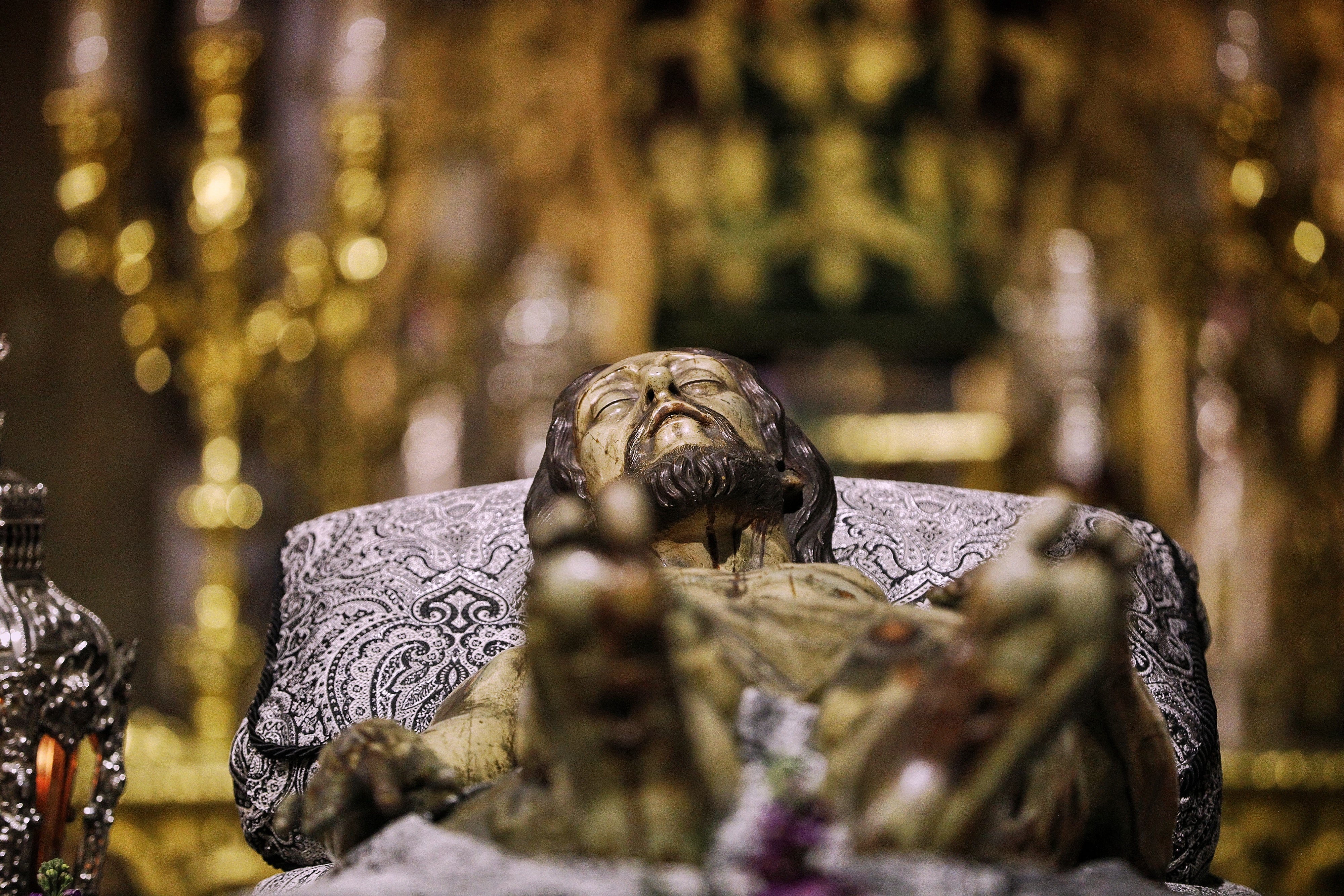 La lluvia desluce el Vía Crucis del Señor Yacente