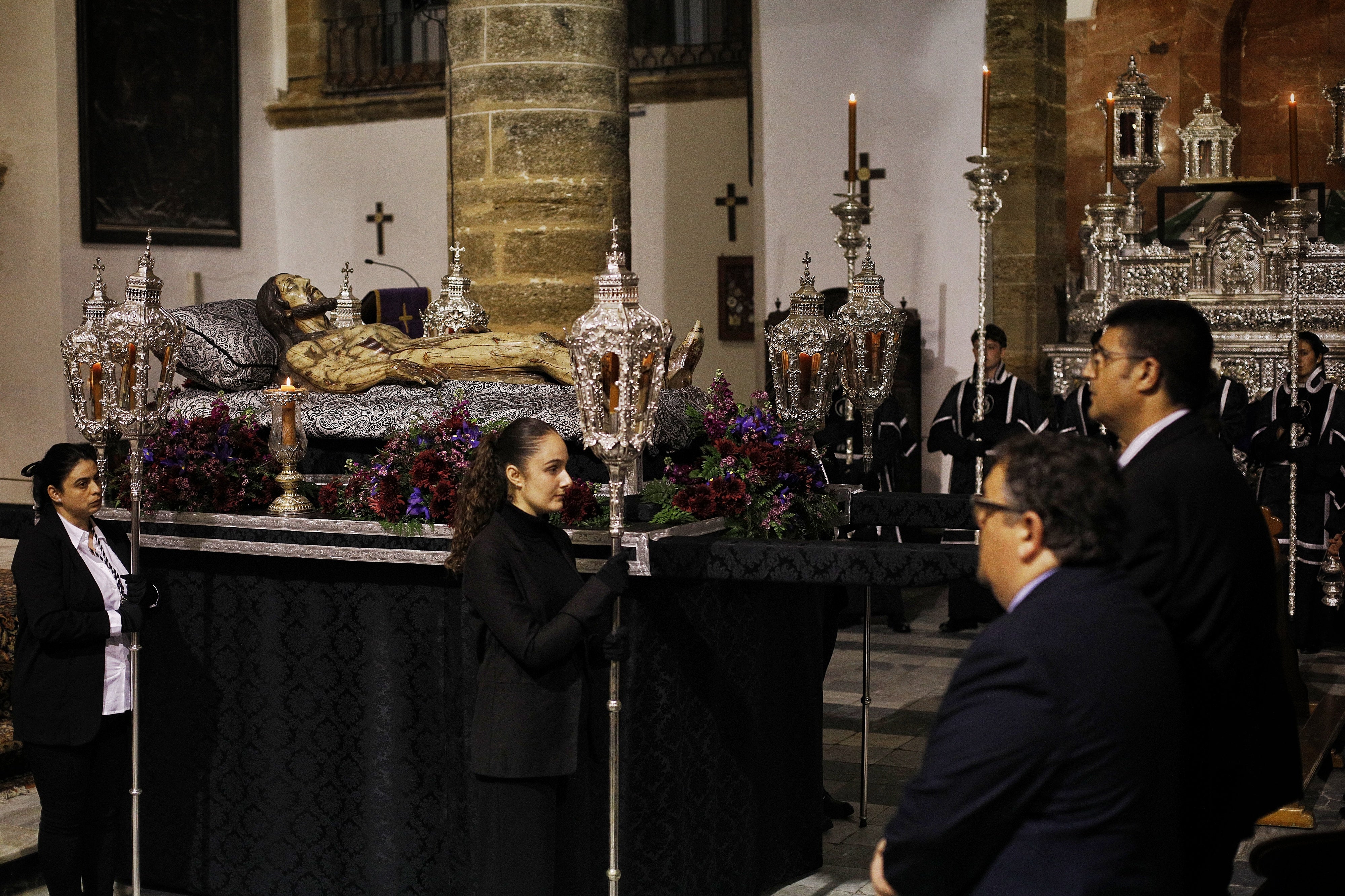 La lluvia desluce el Vía Crucis del Señor Yacente