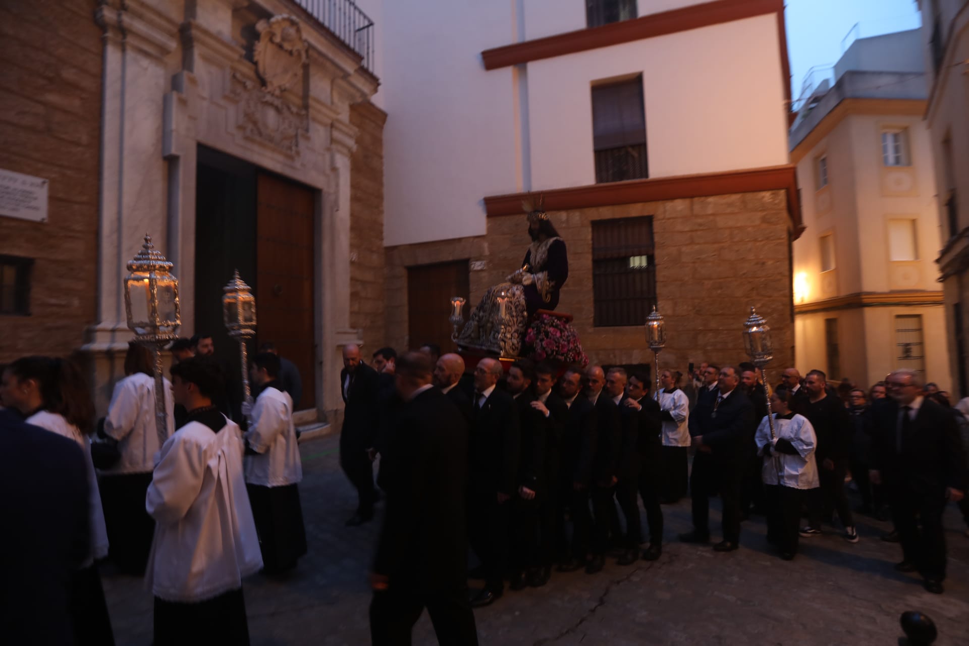 Emotivo Vía Crucis por el barrio de Santa María con Jesús de la Salud