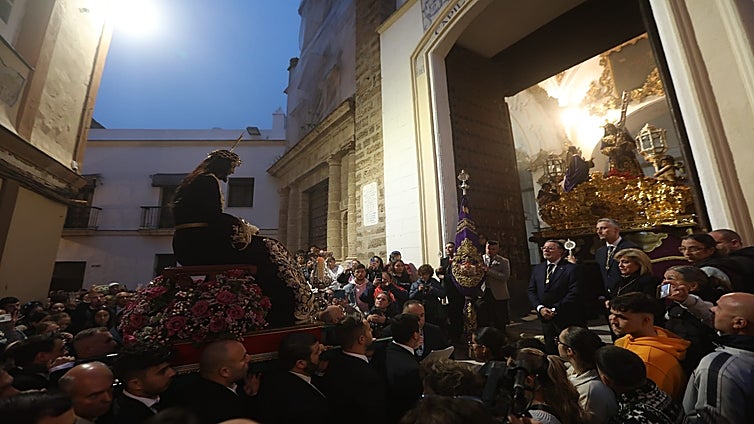 Emotivo Vía Crucis por el barrio de Santa María con Jesús de la Salud