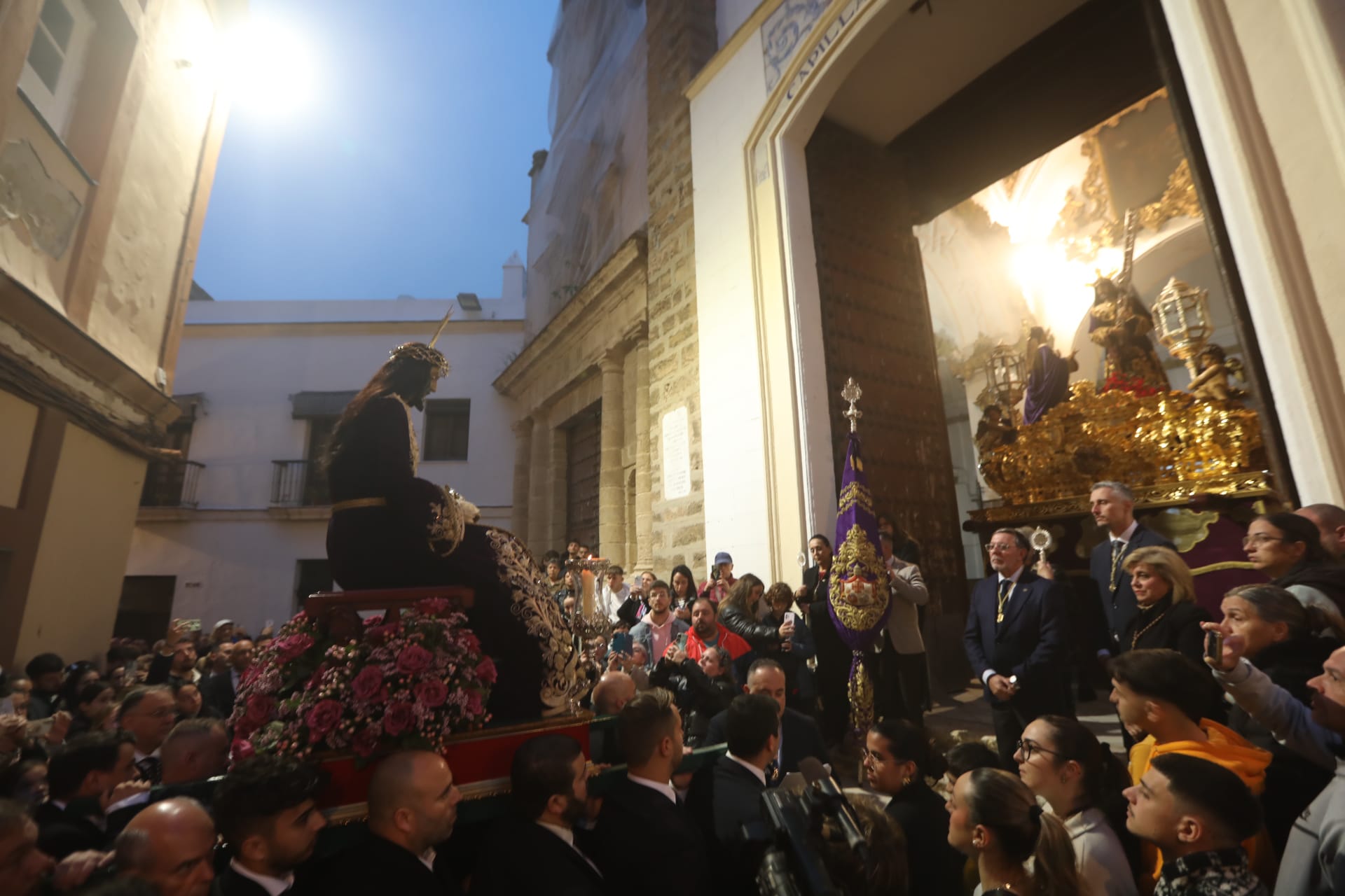 Emotivo Vía Crucis por el barrio de Santa María con Jesús de la Salud