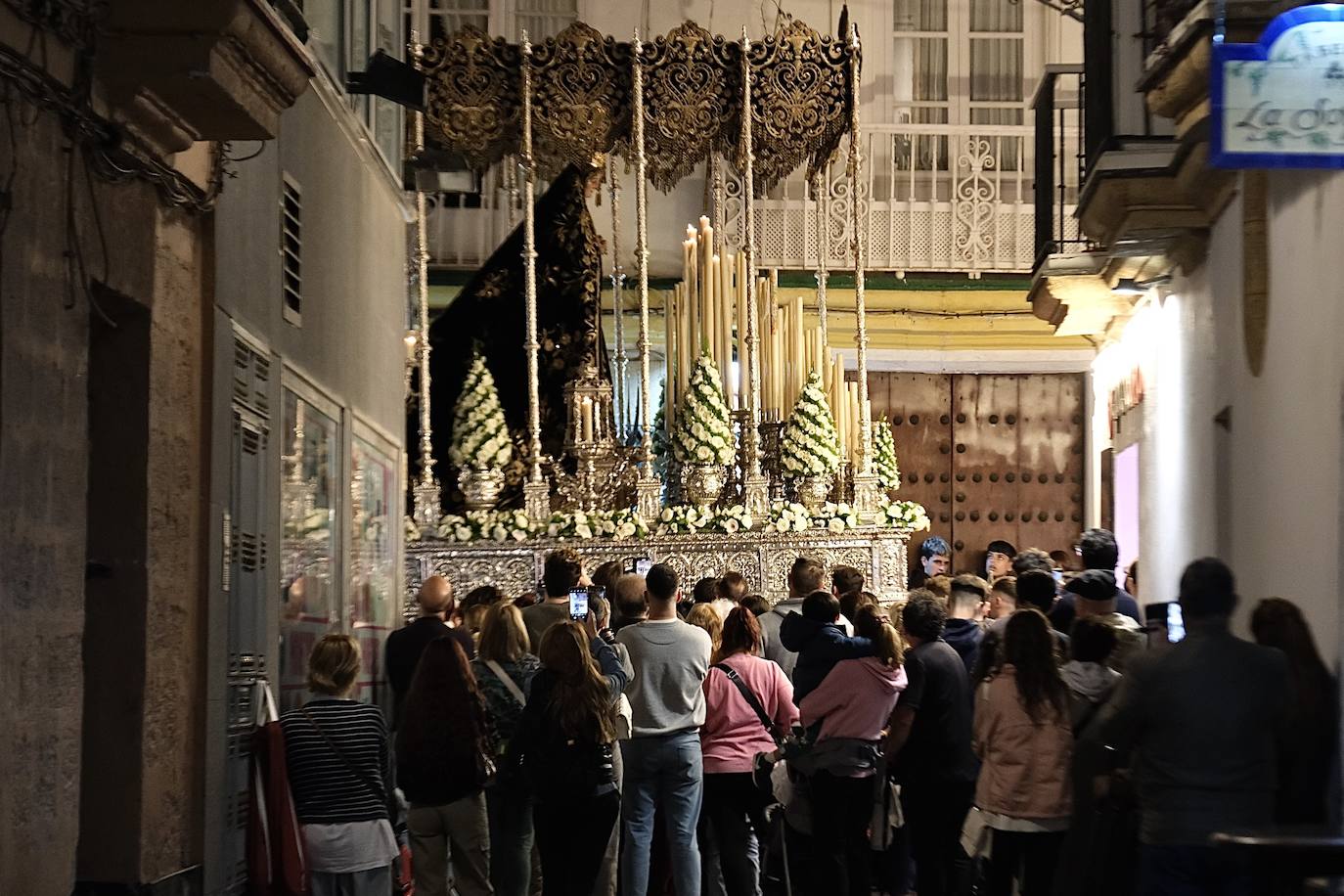 Fotos: Servitas en el Viernes de Dolores de la Semana Santa de Cádiz 2024
