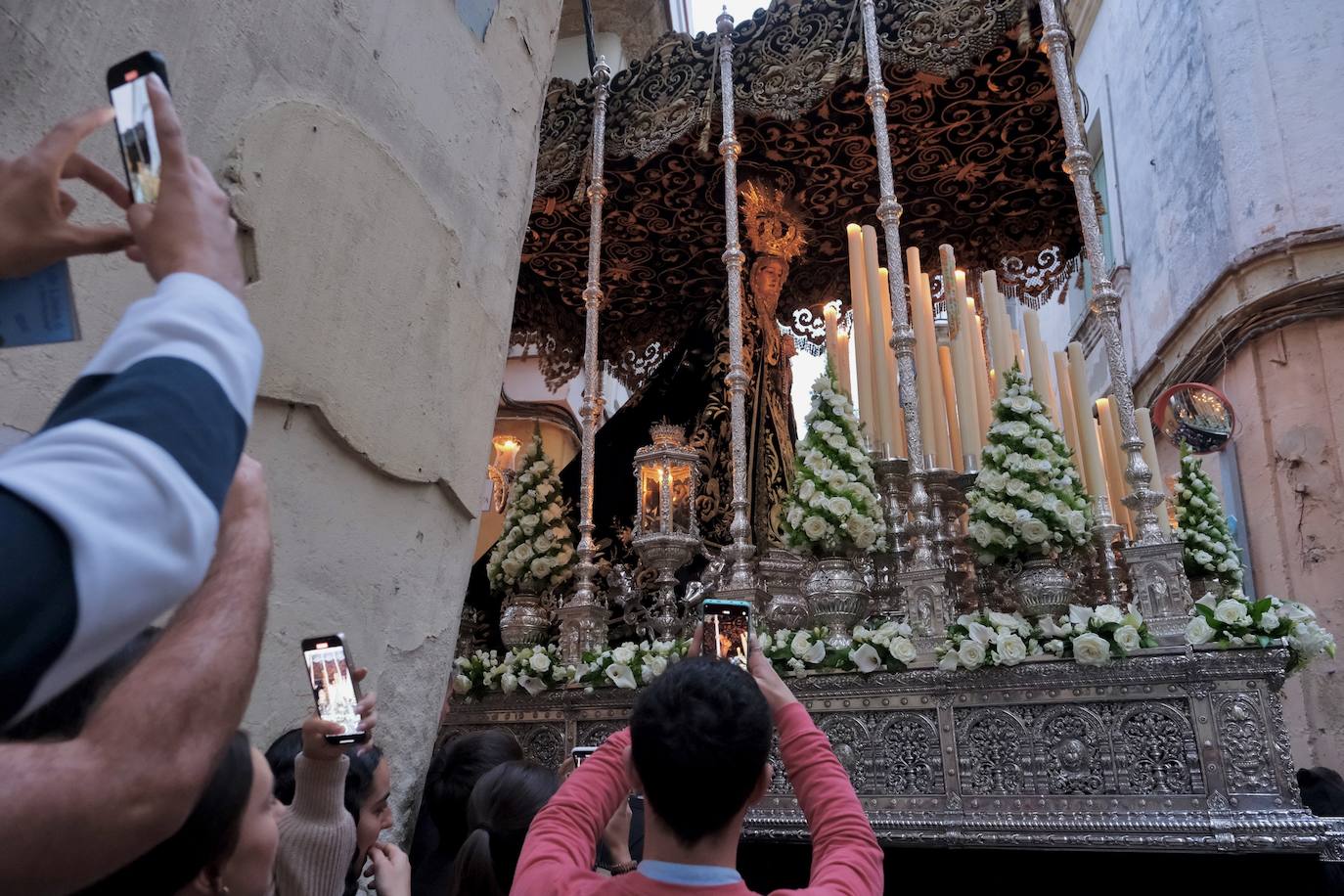 Fotos: Servitas en el Viernes de Dolores de la Semana Santa de Cádiz 2024