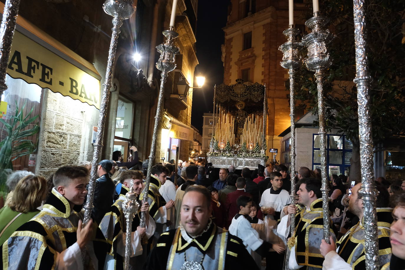 Fotos: Servitas en el Viernes de Dolores de la Semana Santa de Cádiz 2024