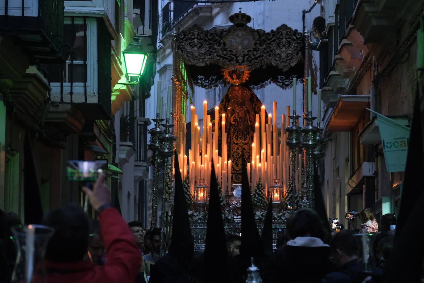 Fotos: Servitas en el Viernes de Dolores de la Semana Santa de Cádiz 2024