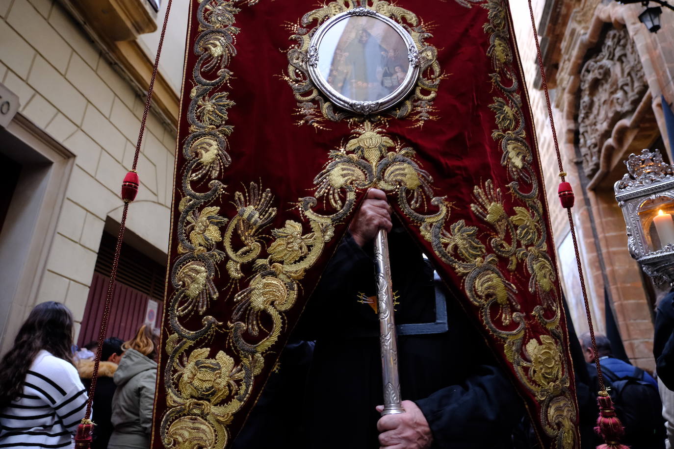 Fotos: Servitas en el Viernes de Dolores de la Semana Santa de Cádiz 2024