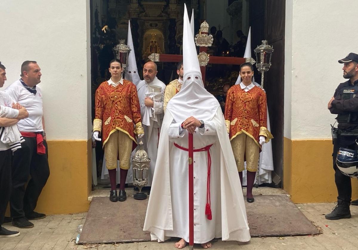 La Sagrada Cena ha intentado salir pero finalmente se queda en casa.