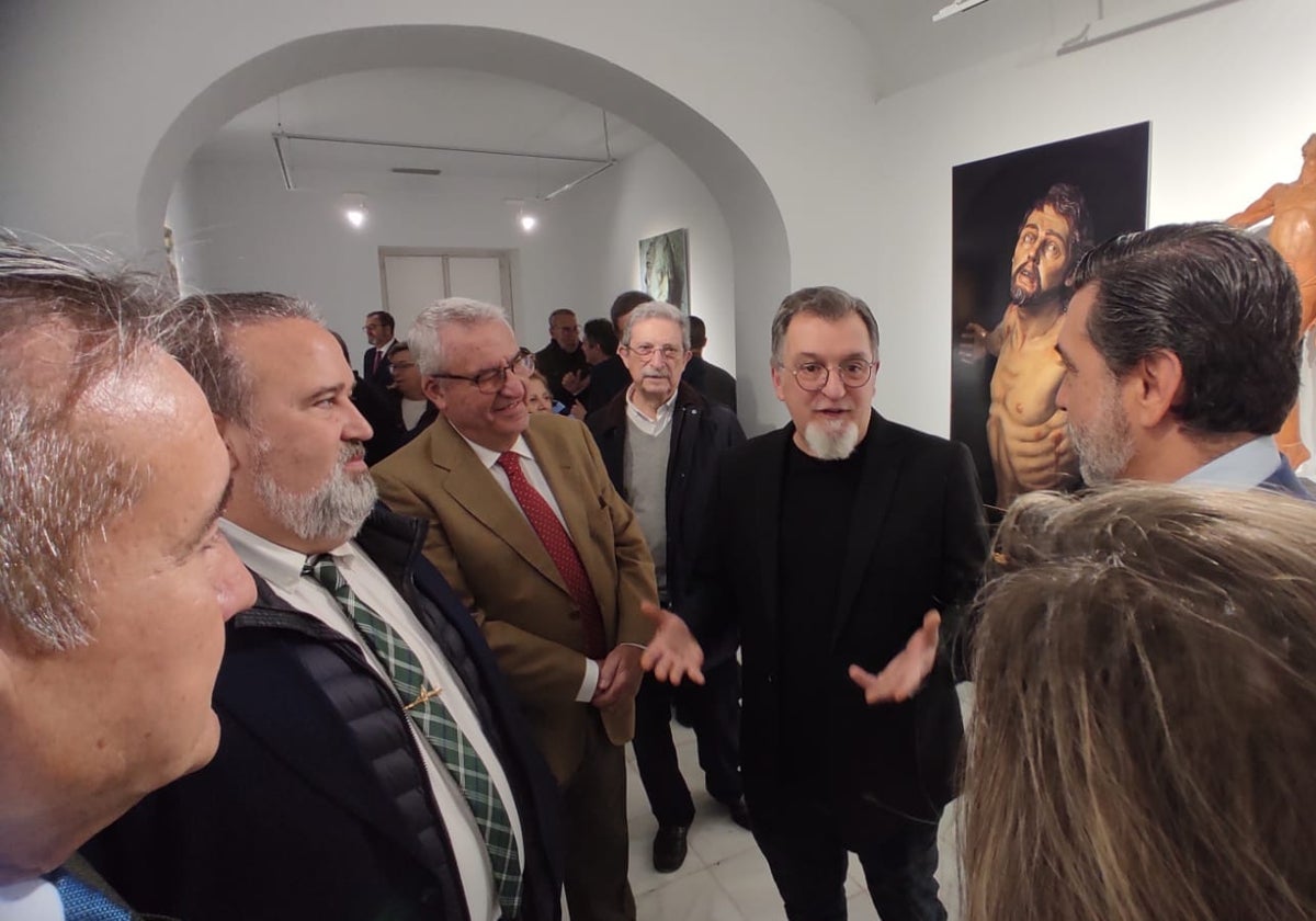 Luis González Rey en su exposición en la calle Ancha