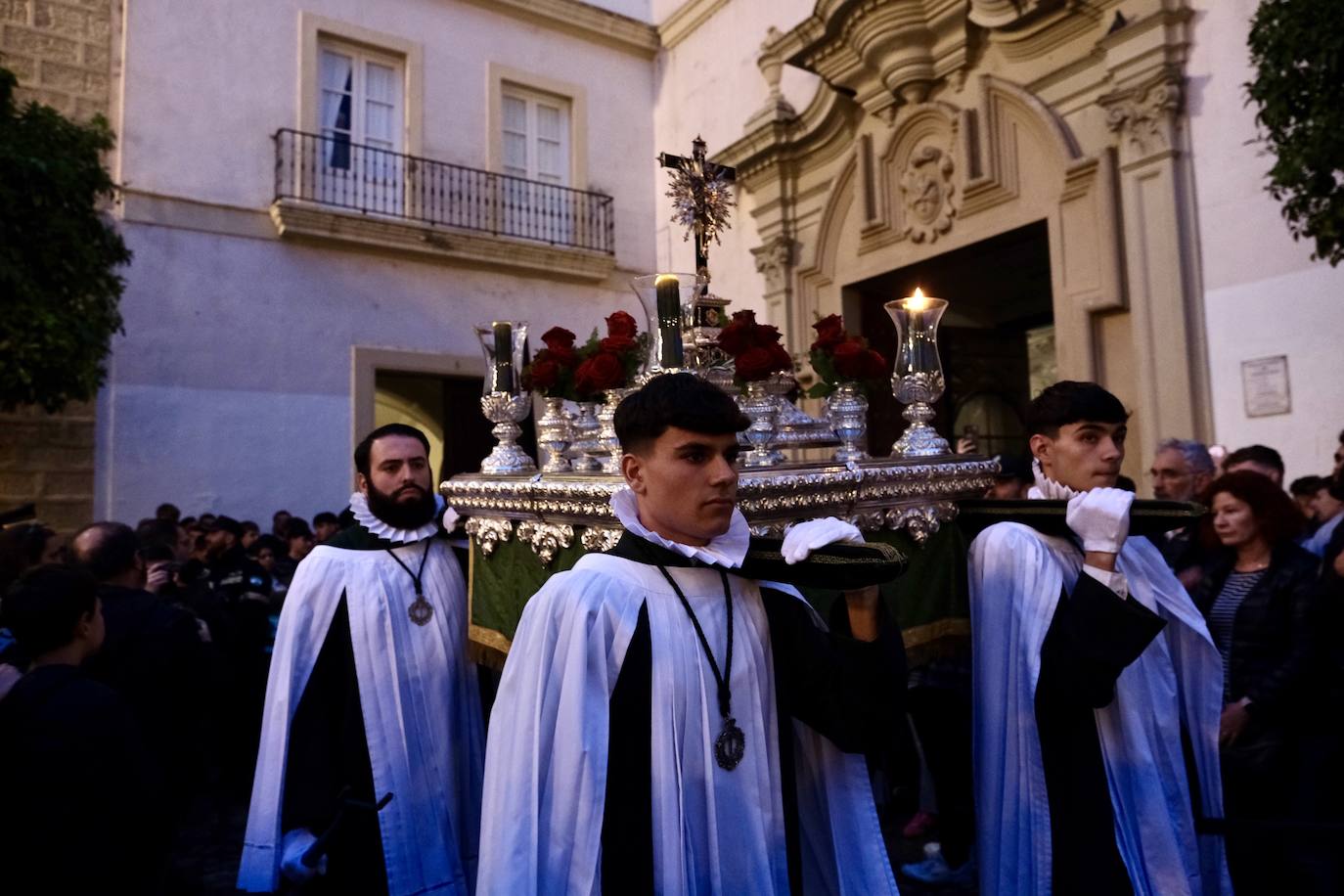 Fotos: Vera-Cruz en el Lunes Santo de la Semana Santa de Cádiz 2024