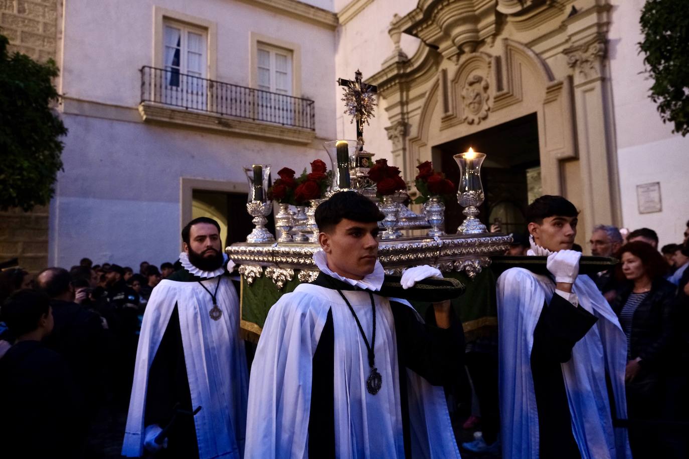 Fotos: Vera-Cruz en el Lunes Santo de la Semana Santa de Cádiz 2024