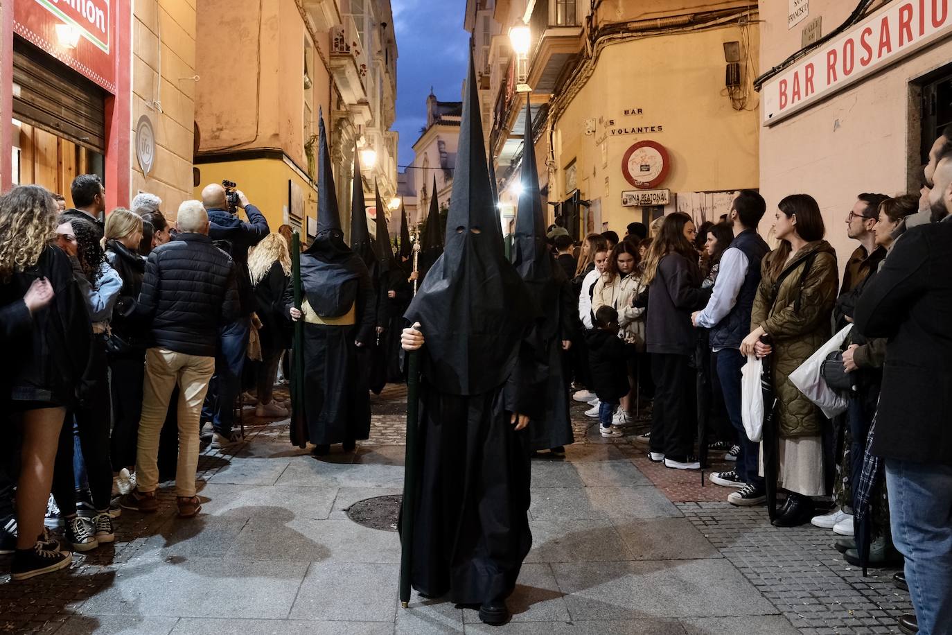 Fotos: Vera-Cruz en el Lunes Santo de la Semana Santa de Cádiz 2024