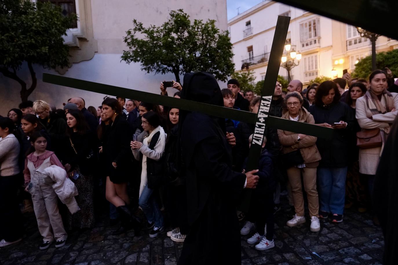 Fotos: Vera-Cruz en el Lunes Santo de la Semana Santa de Cádiz 2024