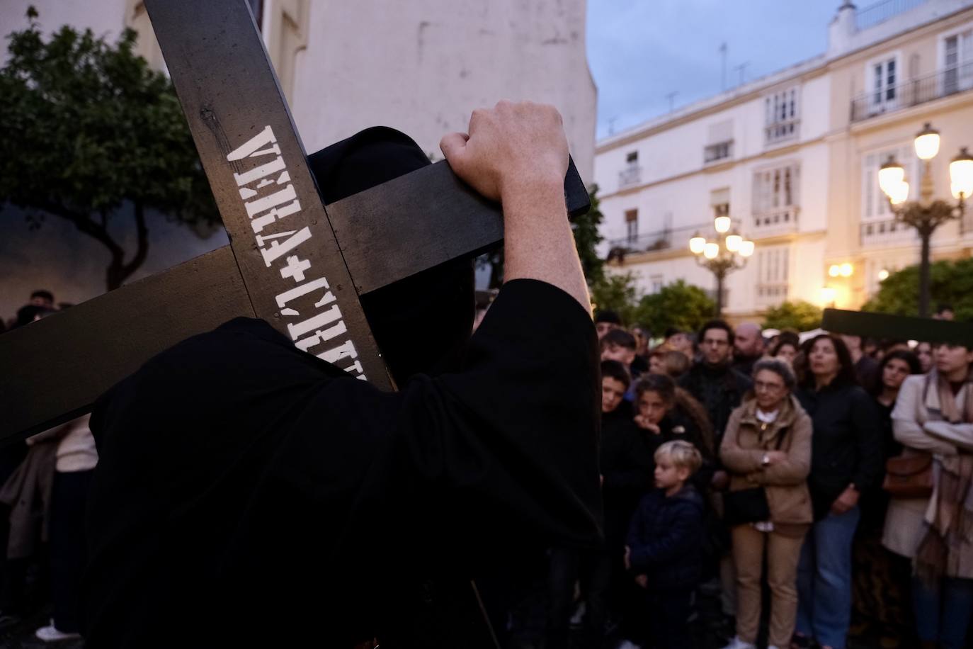 Fotos: Vera-Cruz en el Lunes Santo de la Semana Santa de Cádiz 2024