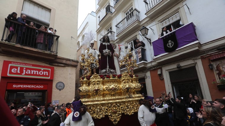 Crónica del Miércoles Santo 2024 en Cádiz: Ganas de cofradías en otra jornada a medias