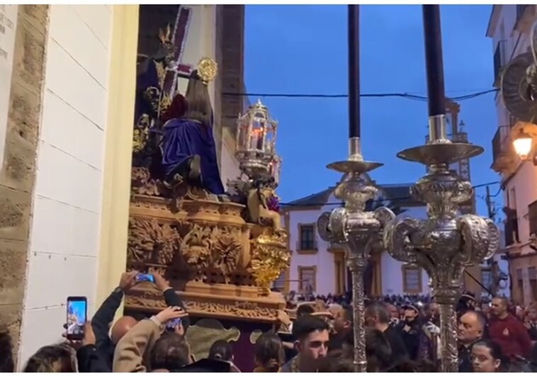 Vídeo: Salida del Nazareno de Santa María con sones de la agrupación Musical Nuestro Padre Jesús Cautivo de Estepona, el Jueves Santo