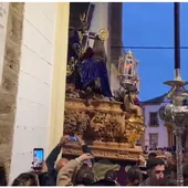Vídeo: Salida del Nazareno de Santa María con sones de la agrupación Musical Nuestro Padre Jesús Cautivo de Estepona, el Jueves Santo