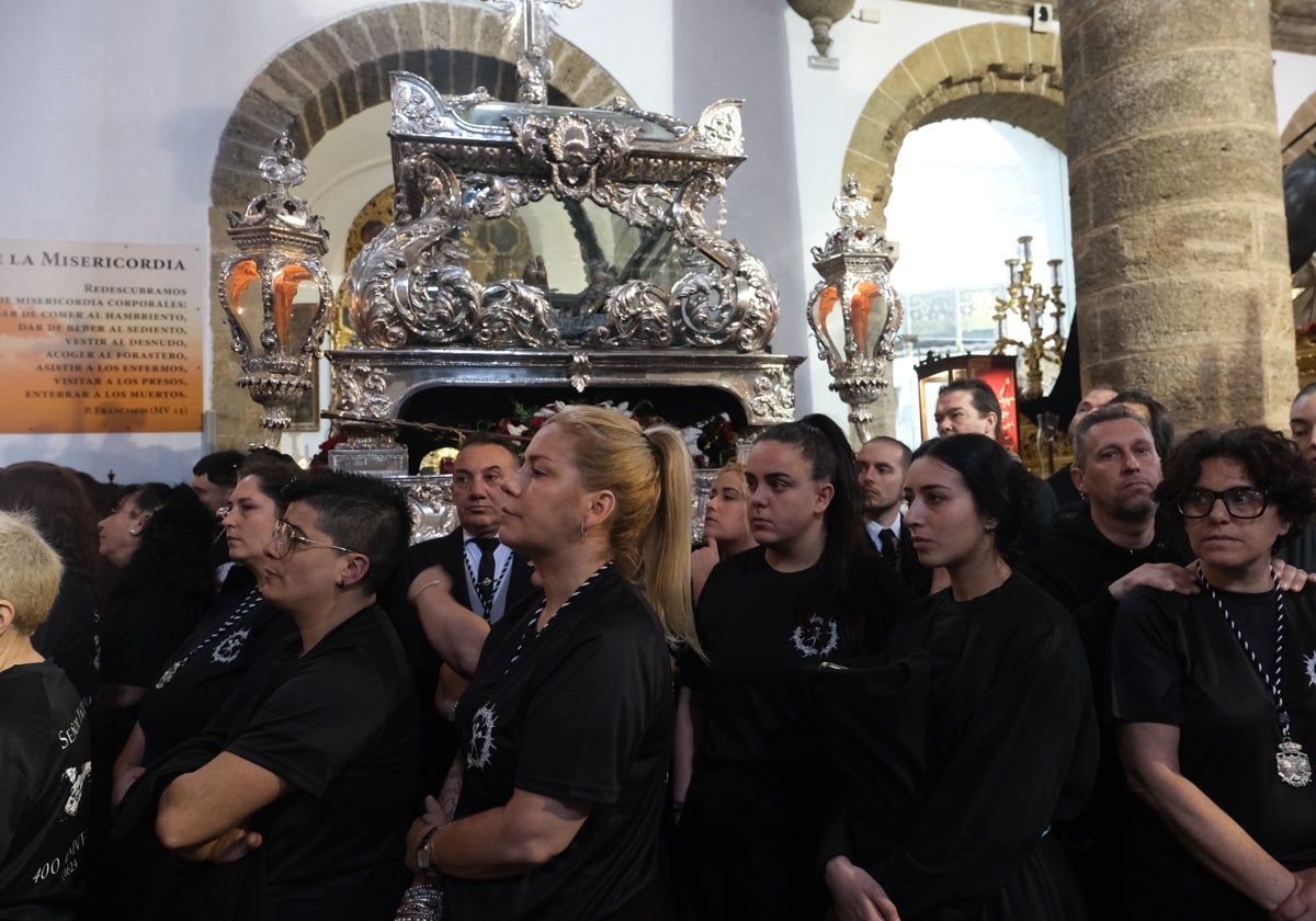 Hermanos de la Cofradía del Santo Entierro escuchan la decisión de la Junta de Gobierno.