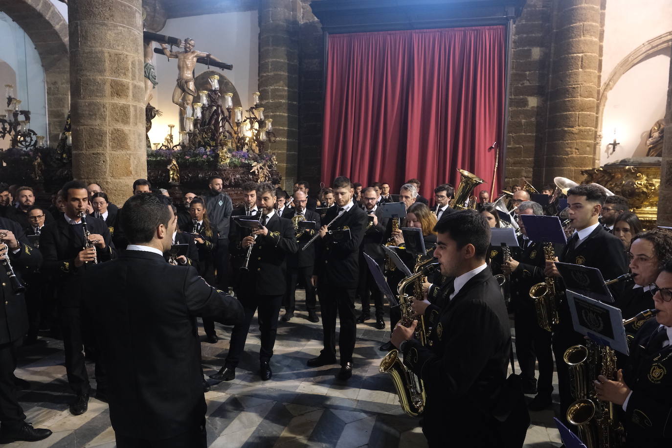 Fotos: Santo Entierro este Sábado Santo en la Semana Santa de Cádiz 2024
