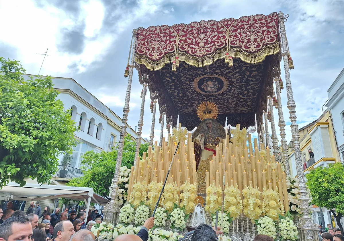 La Virgen del Valle procesionando el Domingo de Resurrección.
