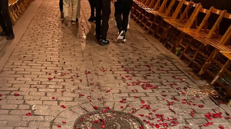 Imagen de la calle Montañés tras la petalada al Lignum Crucis