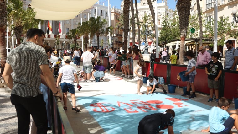 Preparando la alfombra de arena tintada