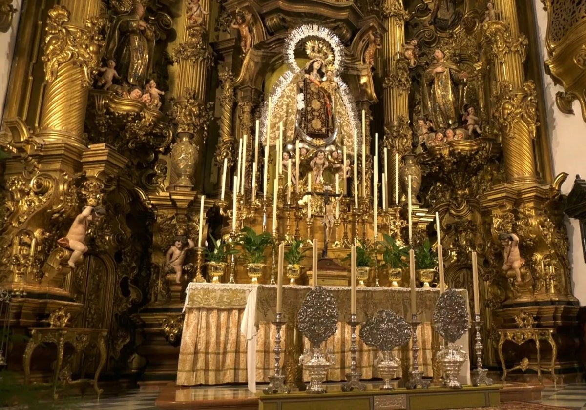 Altar de cultos de la cofradía del Carmen para la celebración de la novena de 2024