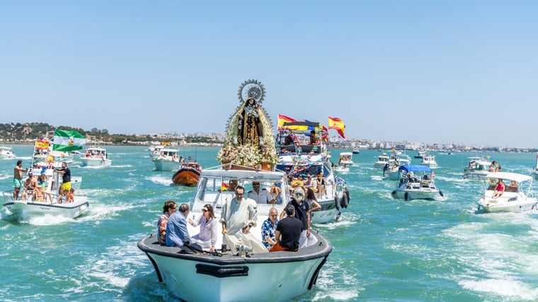 La Virgen del Carmen de Gallineras durante su procesión marítima