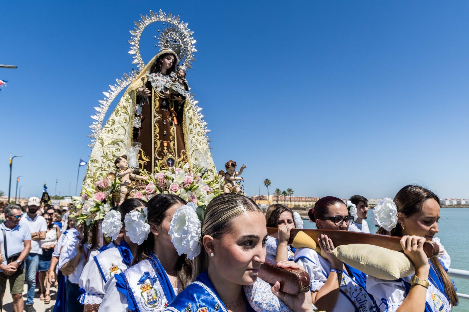 Procesión marítima de la Virgen del Carmen de Gallineras en San Fernando