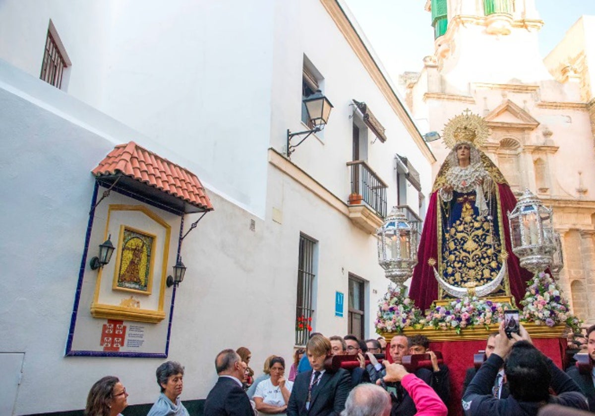 La Virgen de los Dolores recorrerá el barrio de Santa María en un Rosario Vespertino especial.