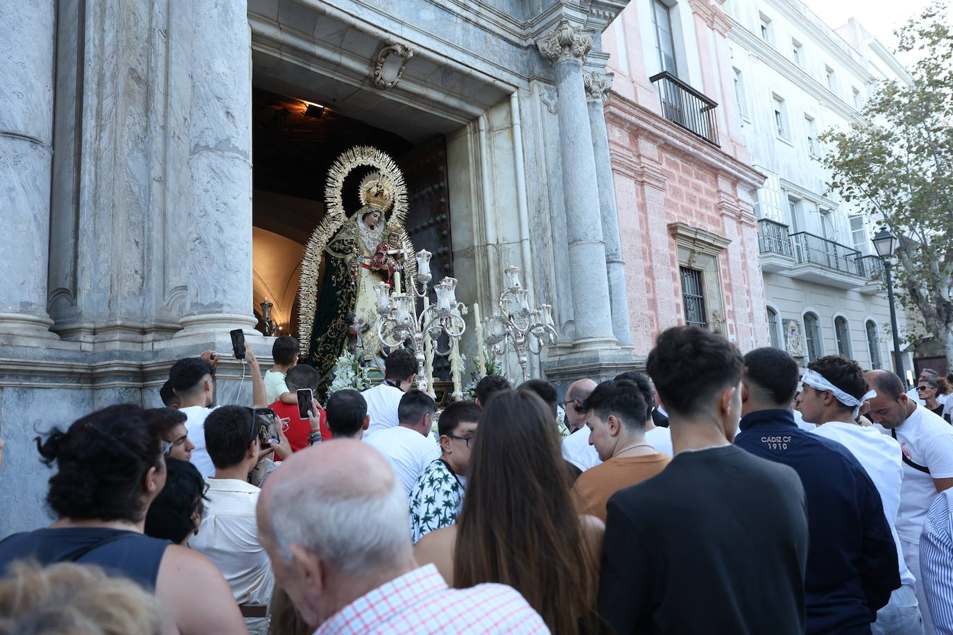 Fotos: Procesión de la Virgen de los Desamparados en Cádiz