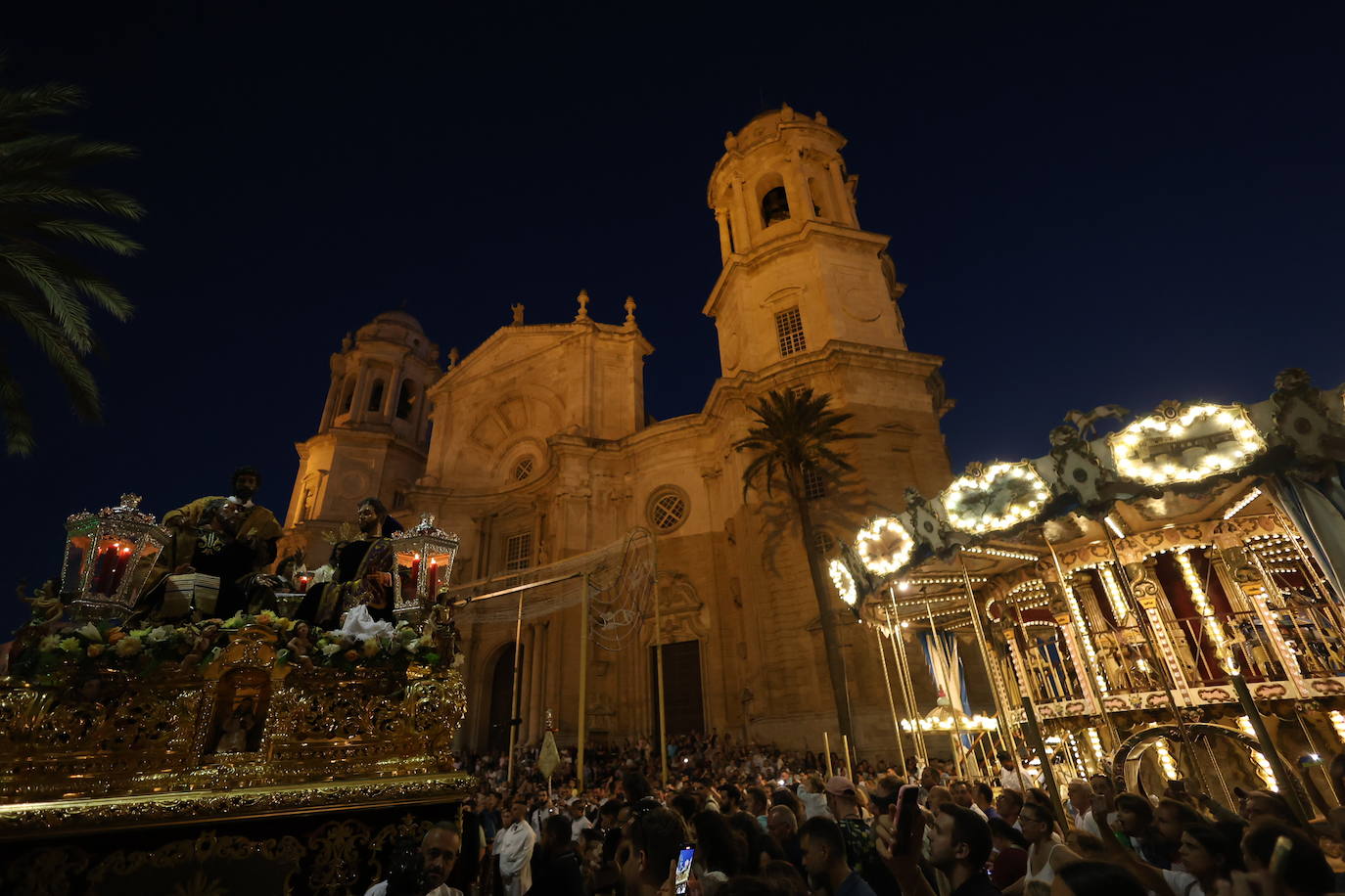 Fotos: Procesión extraordinaria de la Sagrada Cena en Cádiz