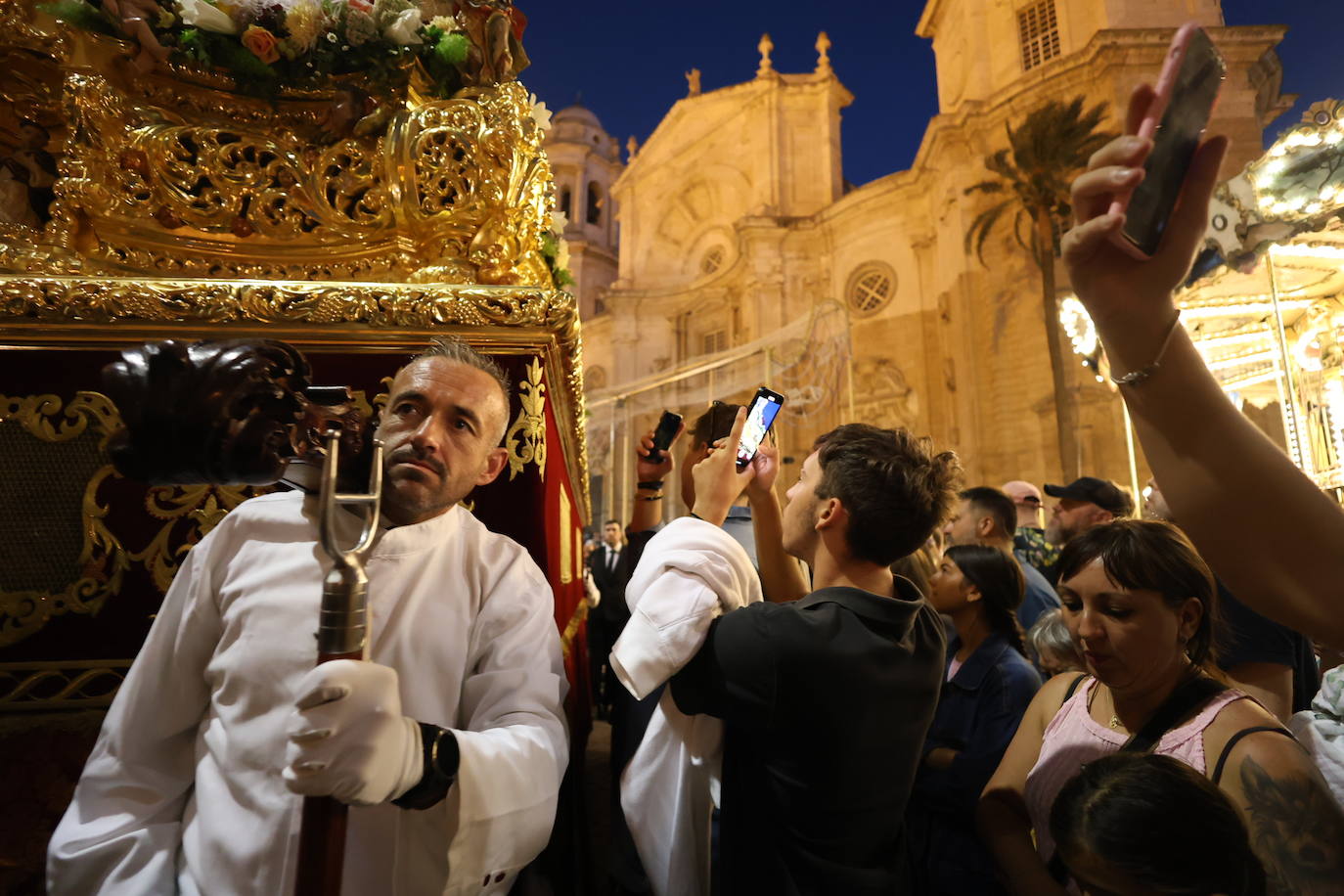 Fotos: Procesión extraordinaria de la Sagrada Cena en Cádiz