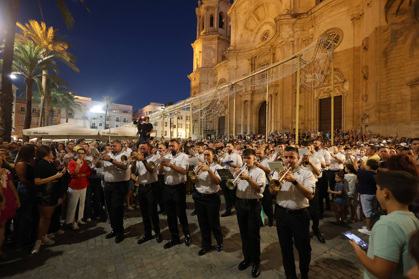 Fotos: Procesión extraordinaria de la Sagrada Cena en Cádiz