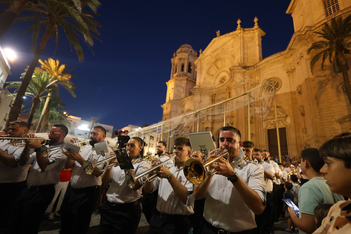 Fotos: Procesión extraordinaria de la Sagrada Cena en Cádiz