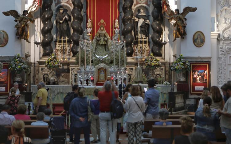 Imagen principal - Cádiz aguarda una vez más a su Alcaldesa Perpetua