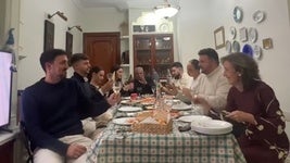 Una familia sevillana celebra el año nuevo a ritmo de la marcha 'Eternidad' de la banda del Rosario de Cádiz