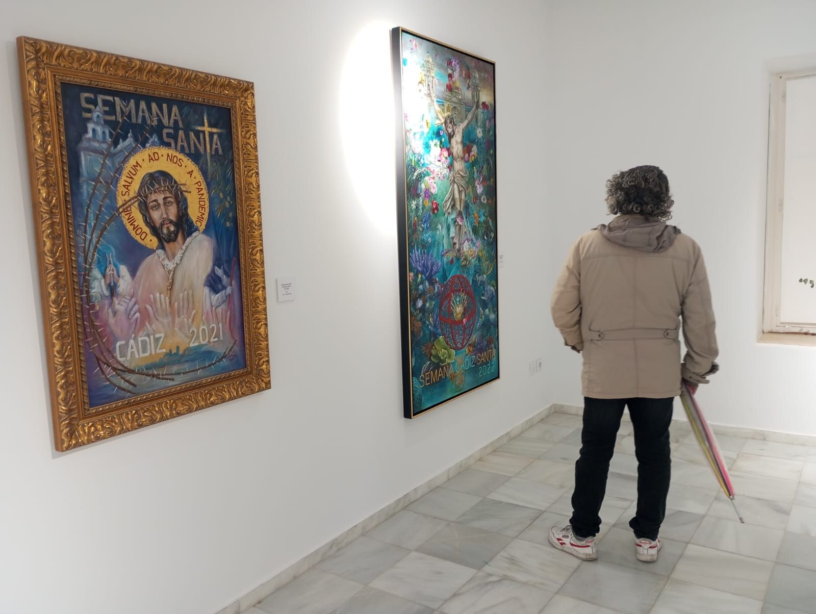 Fotos: La exposición Trazos Cofrades ya se puede visitar en la calle Ancha de Cádiz