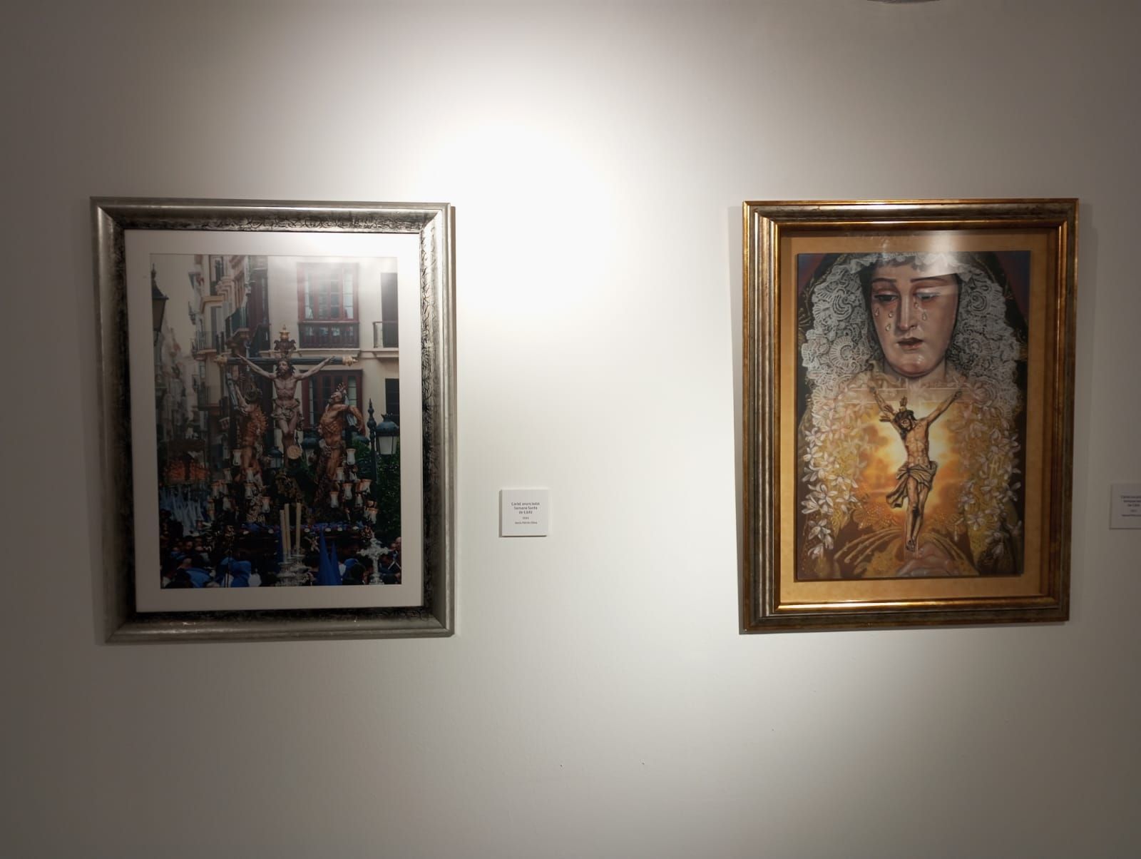 Fotos: La exposición Trazos Cofrades ya se puede visitar en la calle Ancha de Cádiz