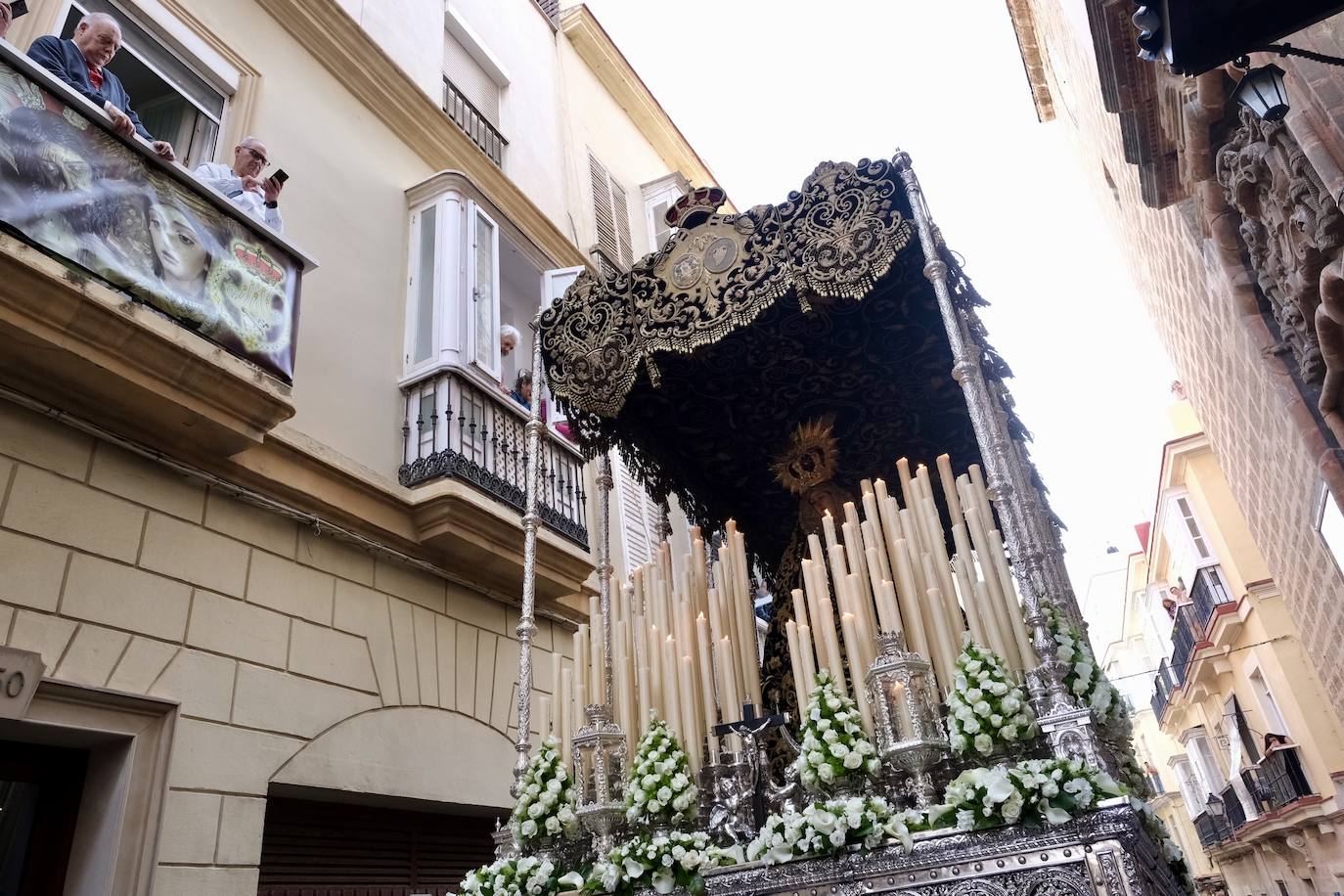 Servitas en el Viernes de Dolores de la Semana Santa de Cádiz 2025