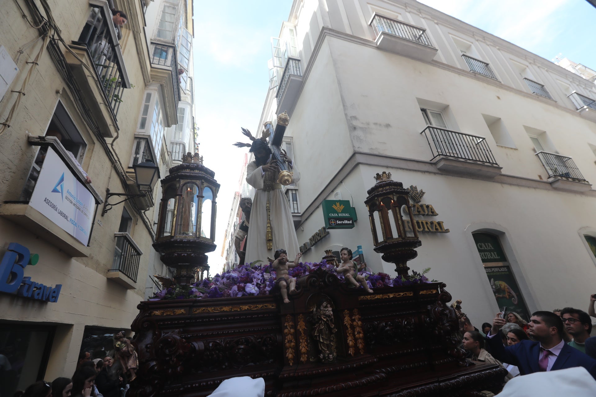 Las imágenes de Nazareno del Amor en la Semana Santa de Cádiz 2025