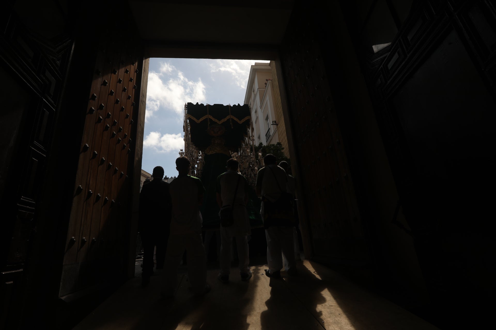 Las imágenes de Nazareno del Amor en la Semana Santa de Cádiz 2025