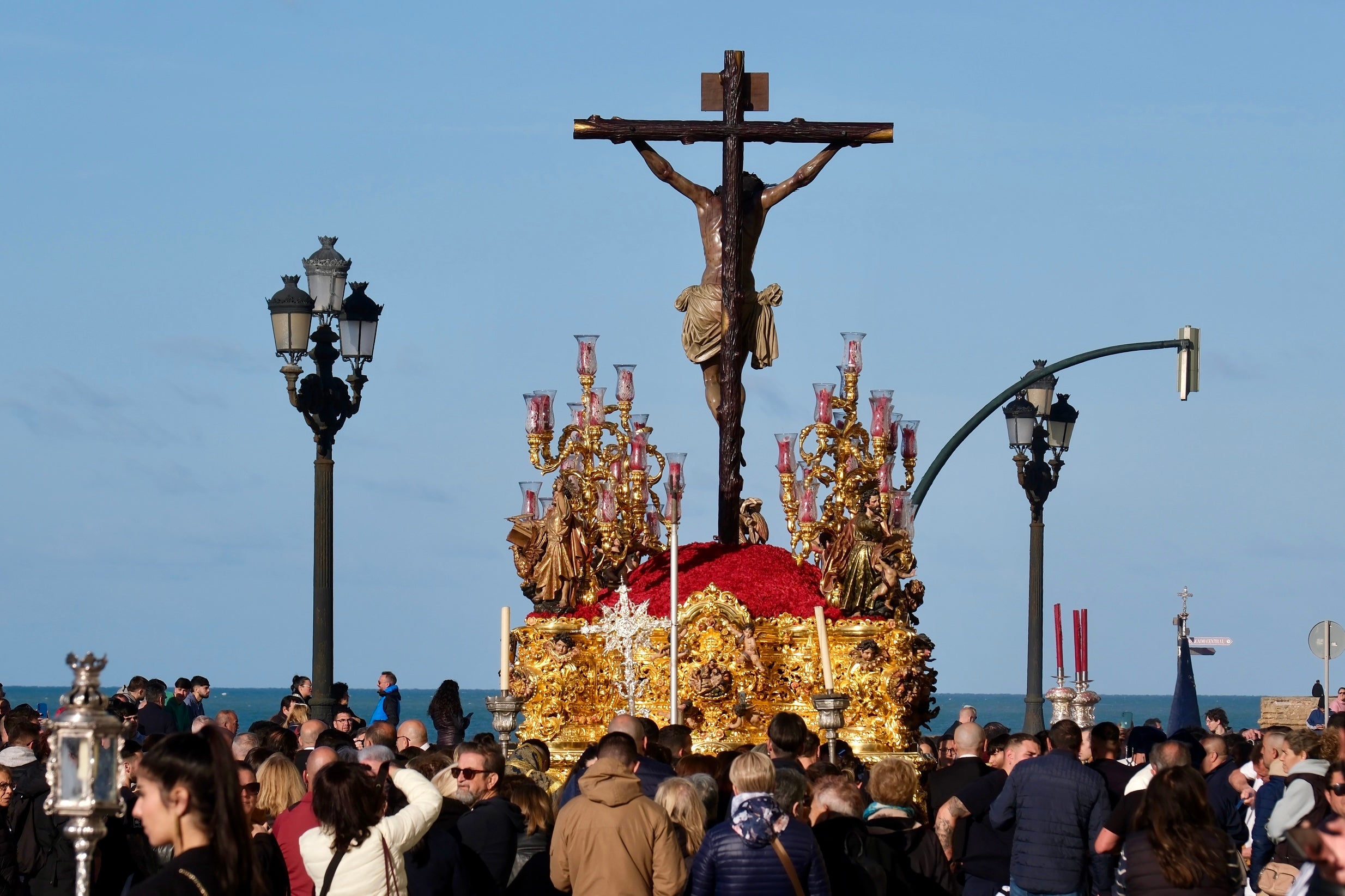 La archicofradía de La Palma regresa al barrio de la Viña