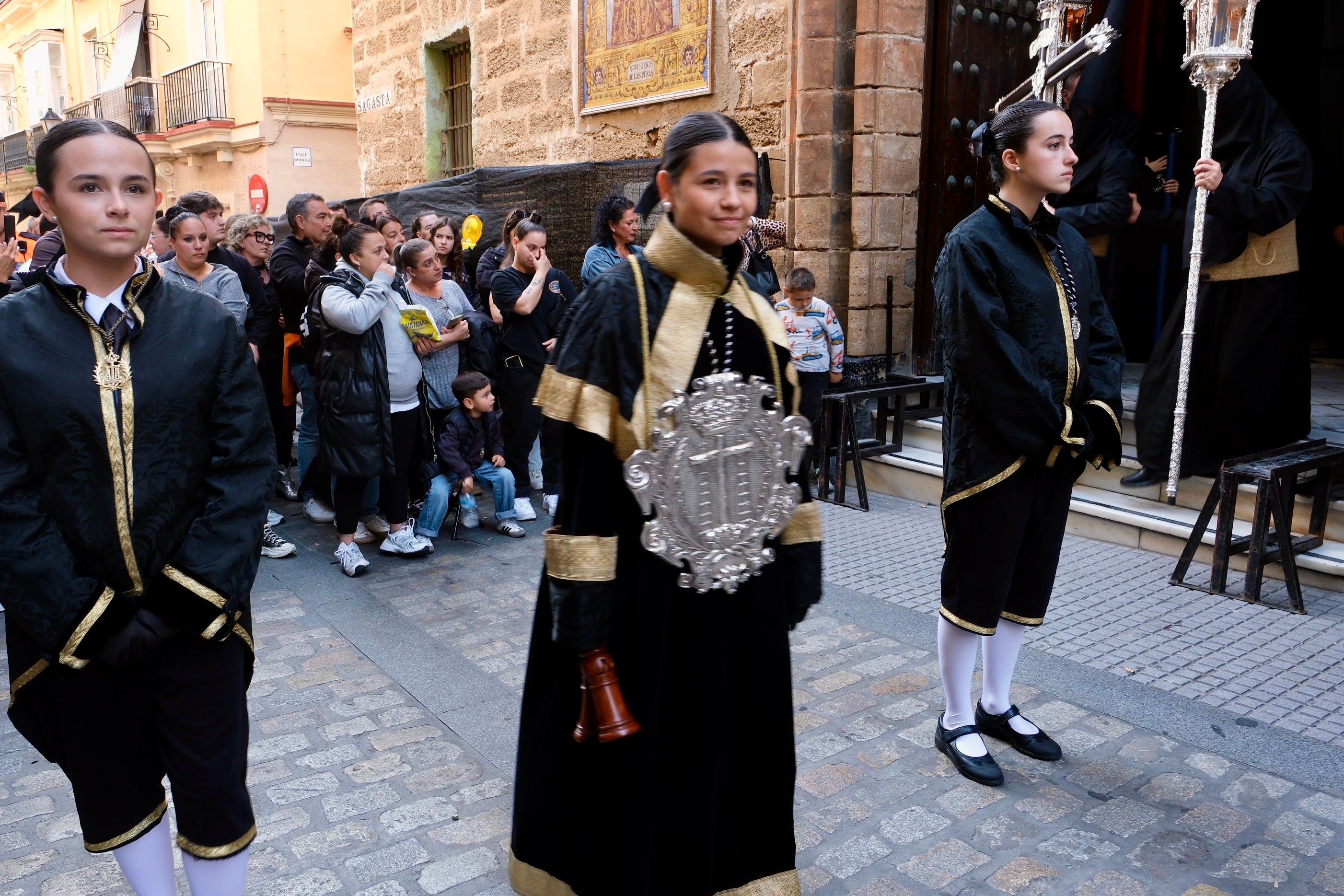 Fotos: Descendimiento el Viernes Santo en la Semana Santa de Cádiz 2025